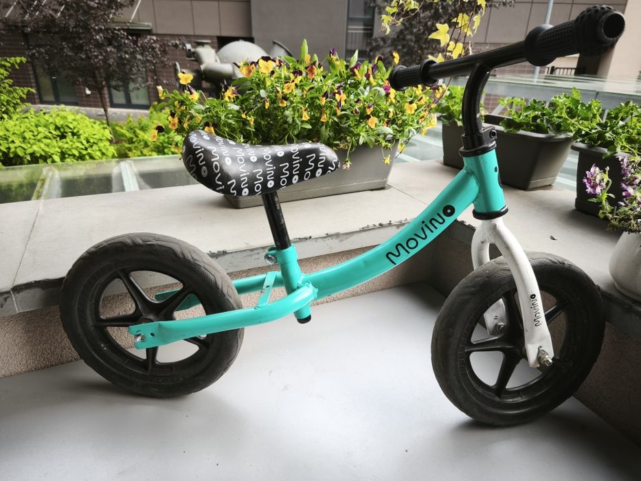 Dwa dziecięce rowerki biegowe: Kettle z koszykiem różowy i movinor