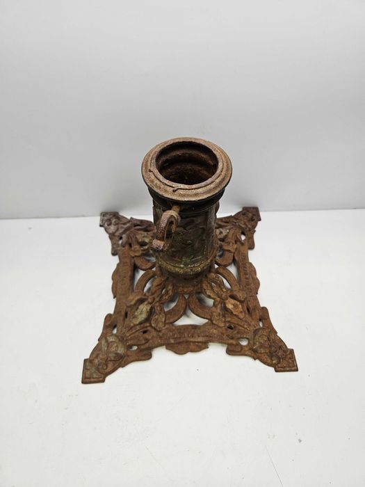 Zabytkowy niemiecki stojak choinkowy pod choinkę