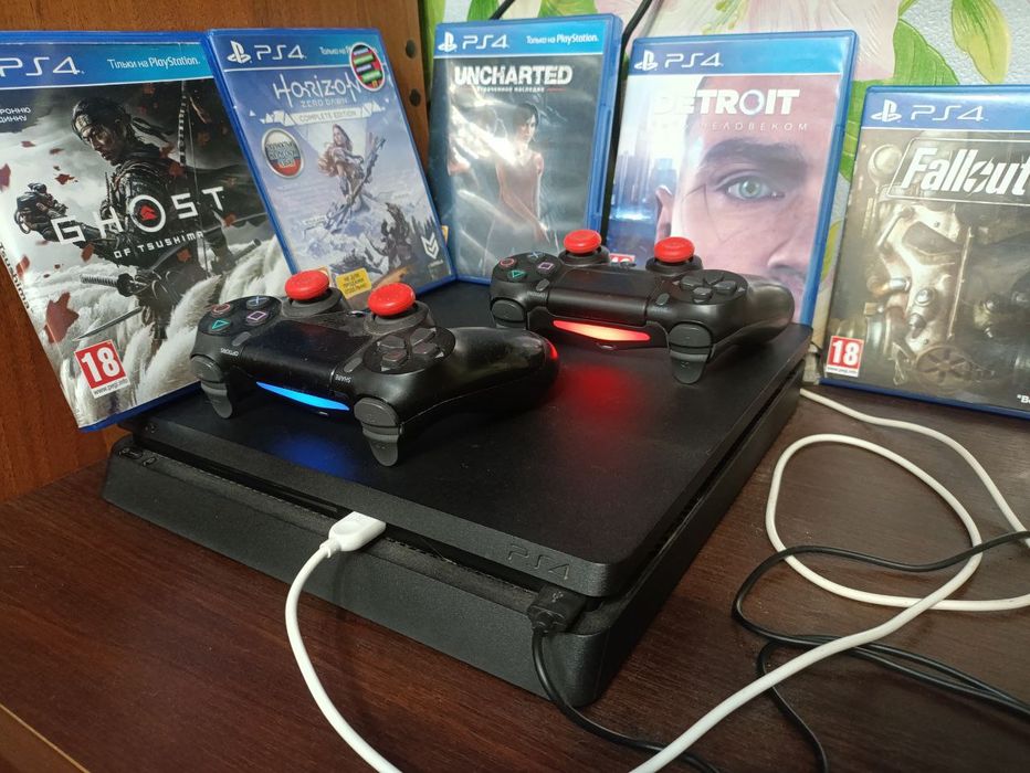 PS4 slim 500gb.consol.2.gamepad.5 games