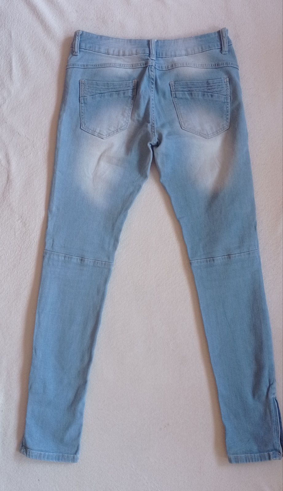 Jasne jeansy rurki Reserved slim z zamkami 38 S slim