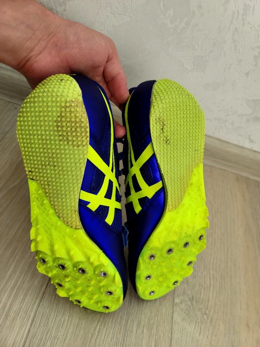Продам фірмові шиповки Asics turbo jump (шипи і ключ у подарунок) 42 р