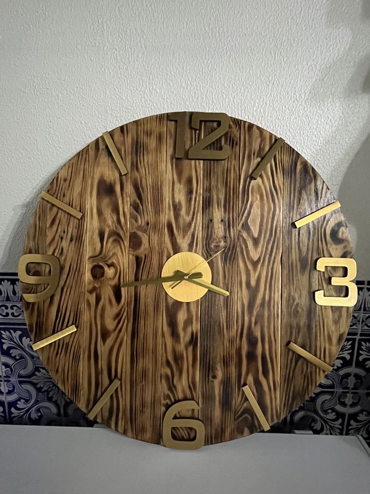 Relógios de madeira personalizáveis