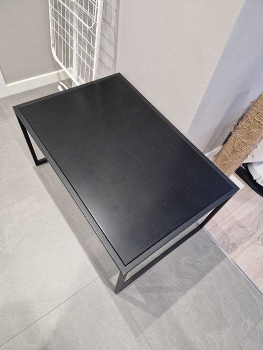 Чорний журнальний стіл