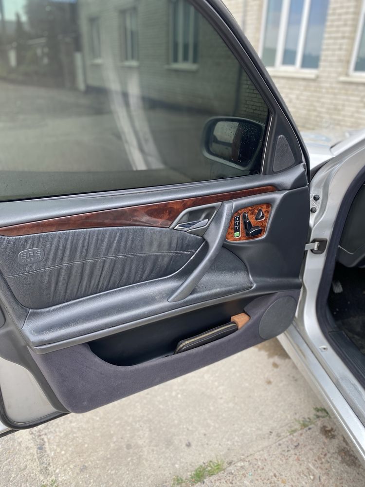 Mersedes W210 автомобіль мерседес бенз Е280
