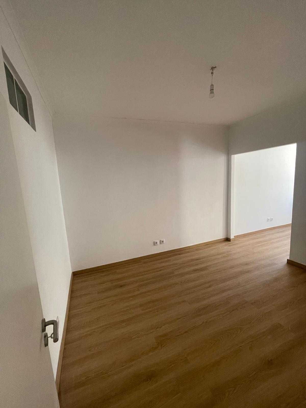 Arrenda-se apartamento T1+1 na Ajuda, remodelado.