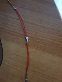 Srebrna bransoletka z czerwonym sznurkiem