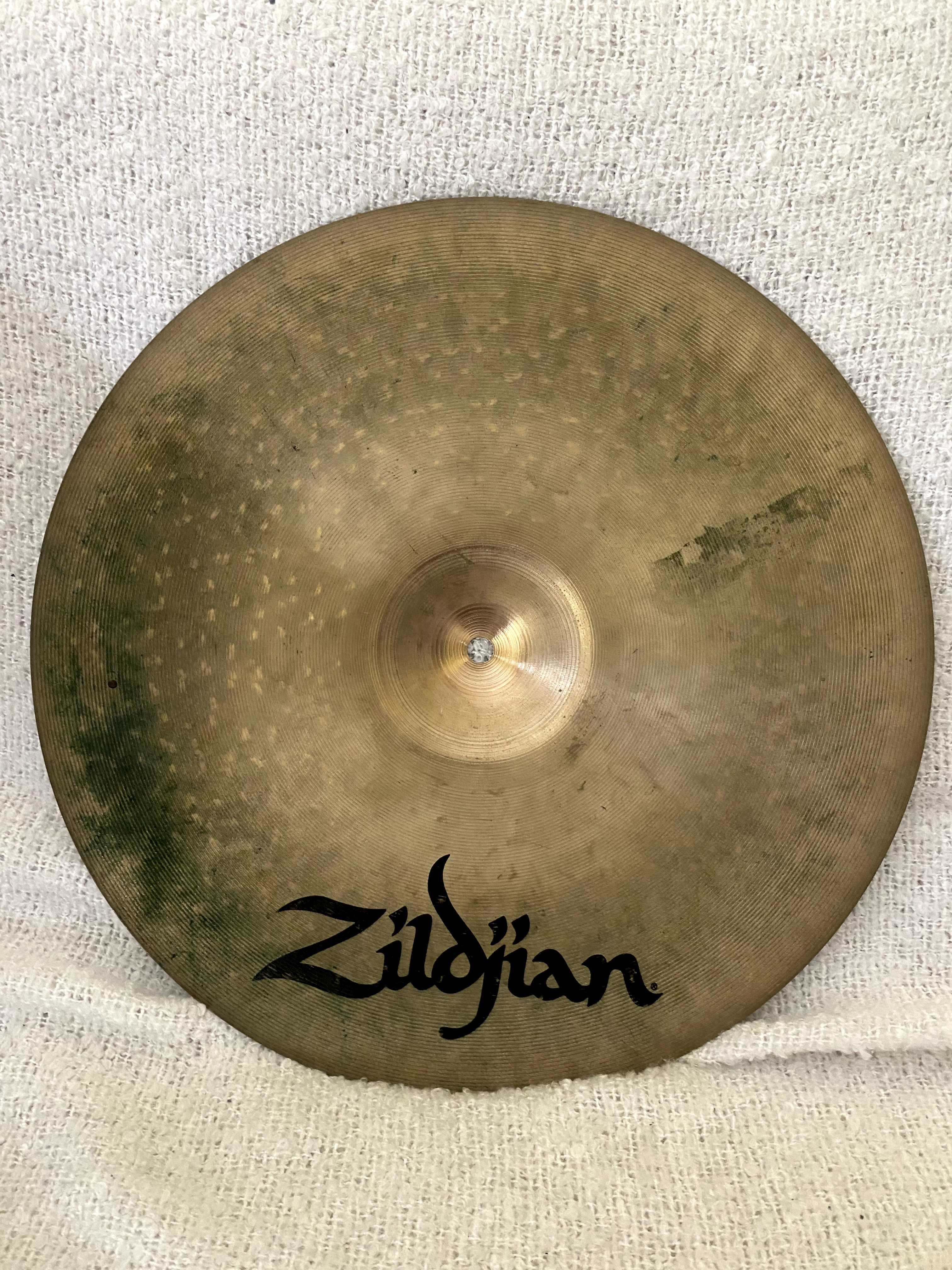 Zildjian (A series ride 20", K Custom 16" e New Beat 14")