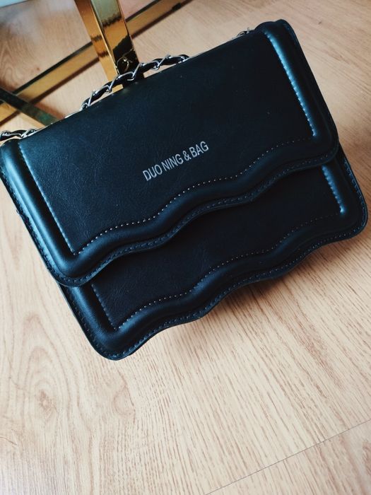 Nowa torebka czarna ekoskóra, listonoszka na łańcuszku, mała, eleganck