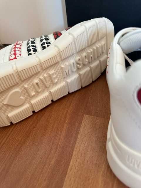 Sneakers Moschino em pele branca novos  40