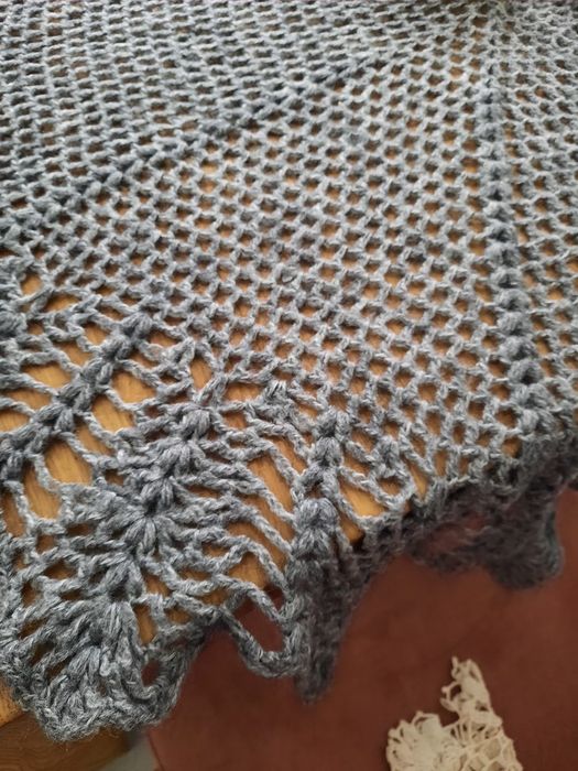 Serwetka ręcznie dziergana na drutach szara  o sred 110 cm