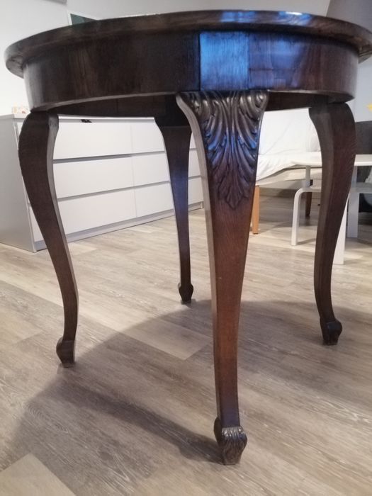 Drewniany okrągły stół po renowacji z czasów 20-lecia międzywojennego