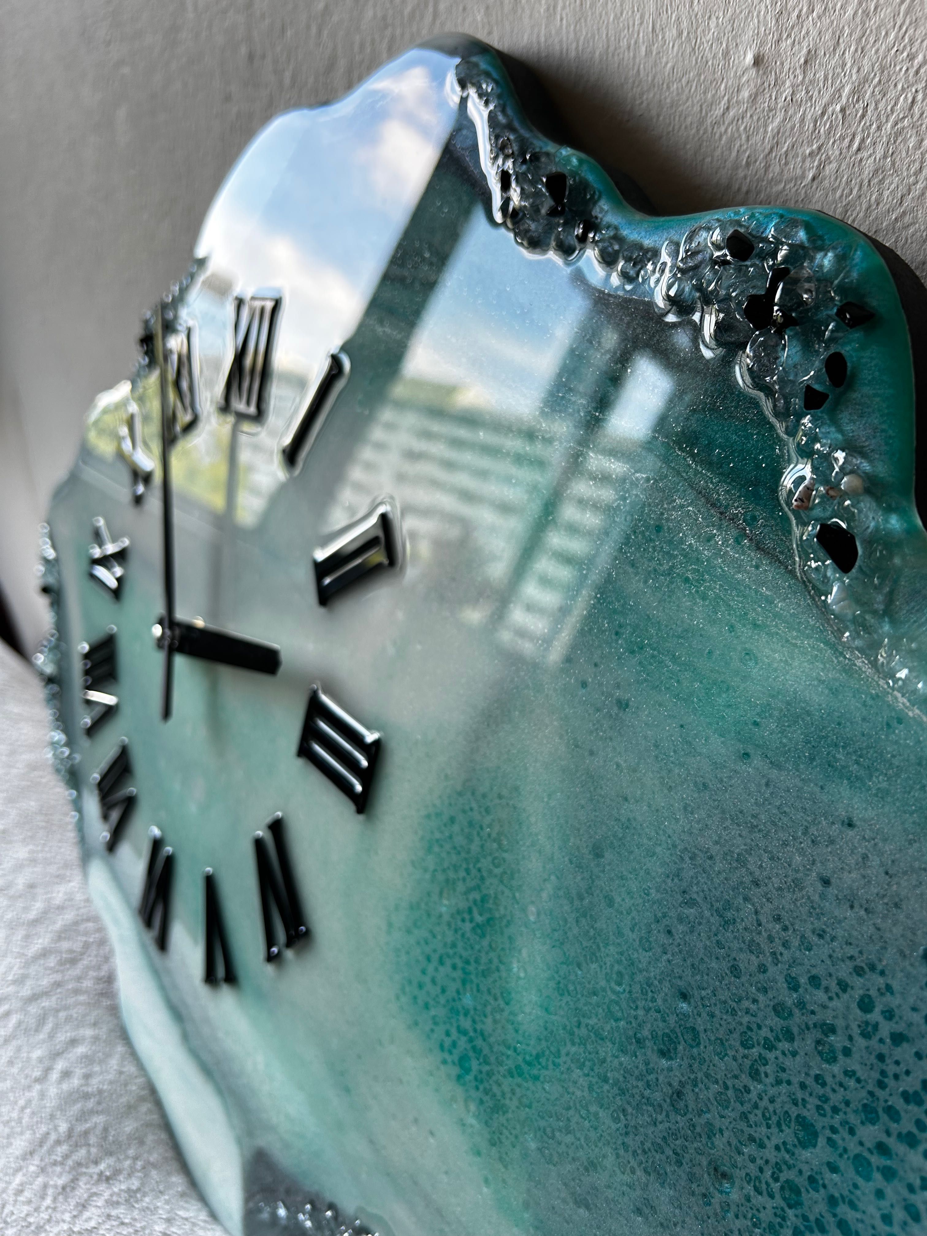 Duży zegar ścienny z żywicy epoksydowej z naturalnymi kamieniami