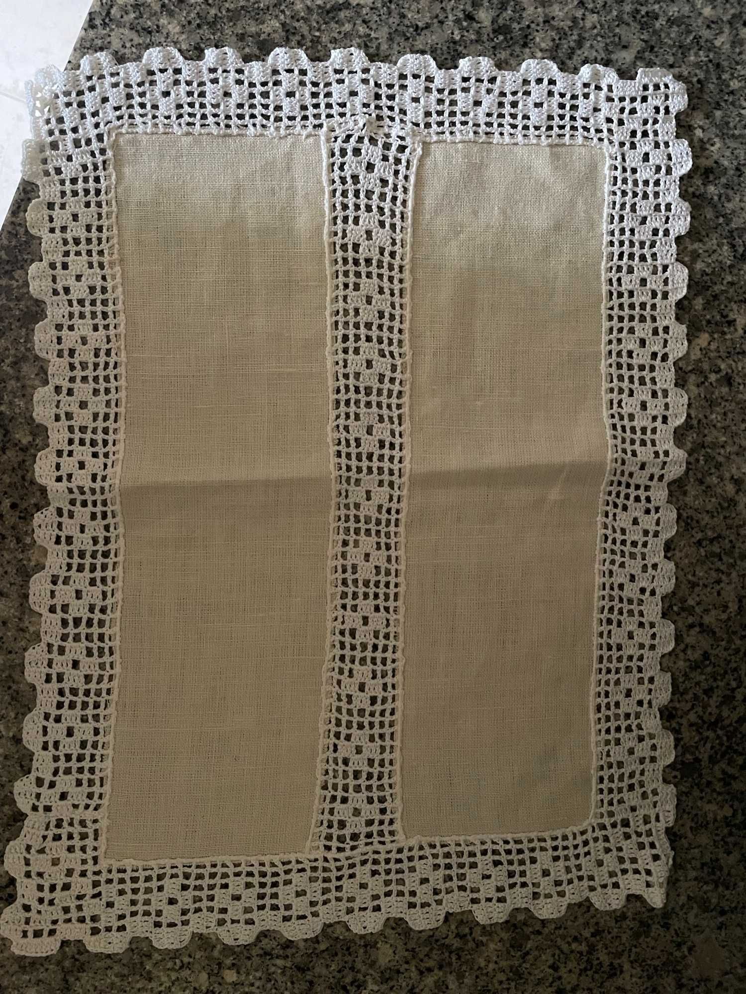 Panos de renda e linho 3 deles bordados, feitos manualmente