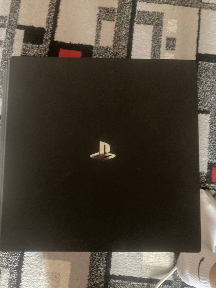 PS4 PRO 1TB + два джойстика + игры