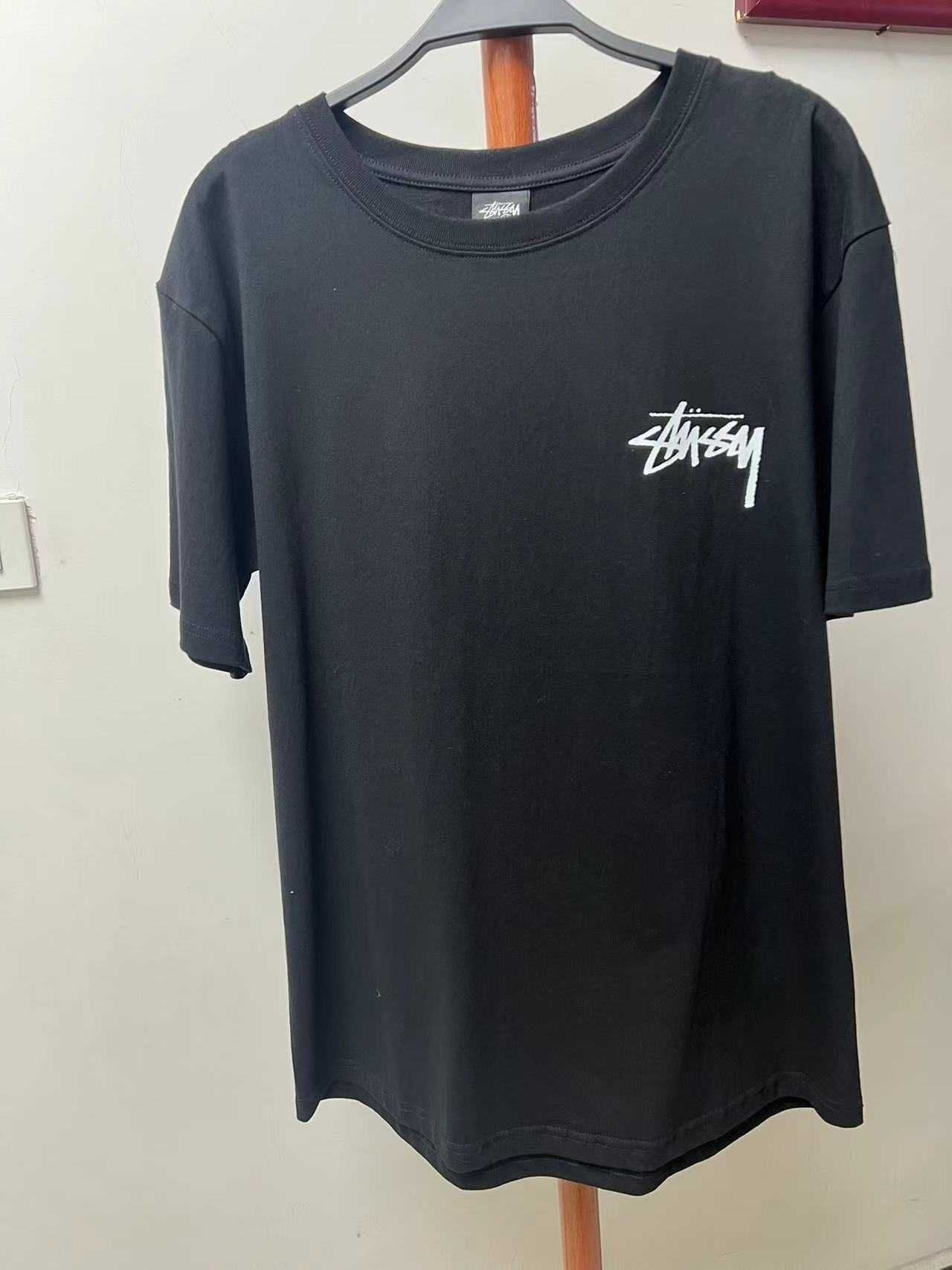 Czarna Stussy z krótkim rękawem R M