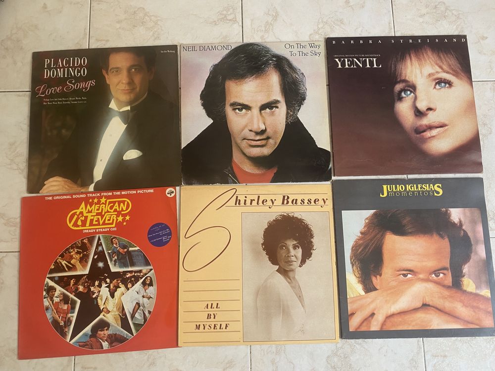 Discos de vinil grandes e pequenos