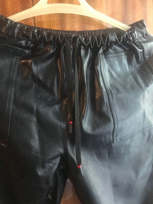 Чорні жіночі брюки, кожзам з високою посадкою.