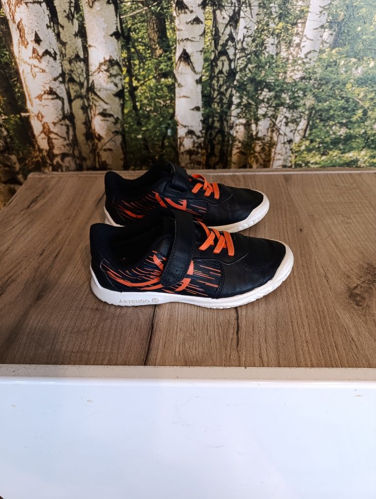Adidaski z białą podeszwą
