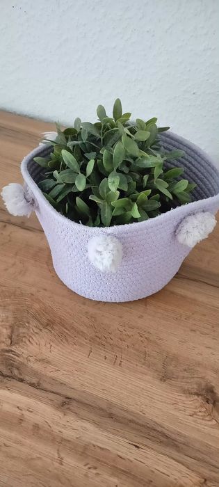Kosz z pomponami liliowy
