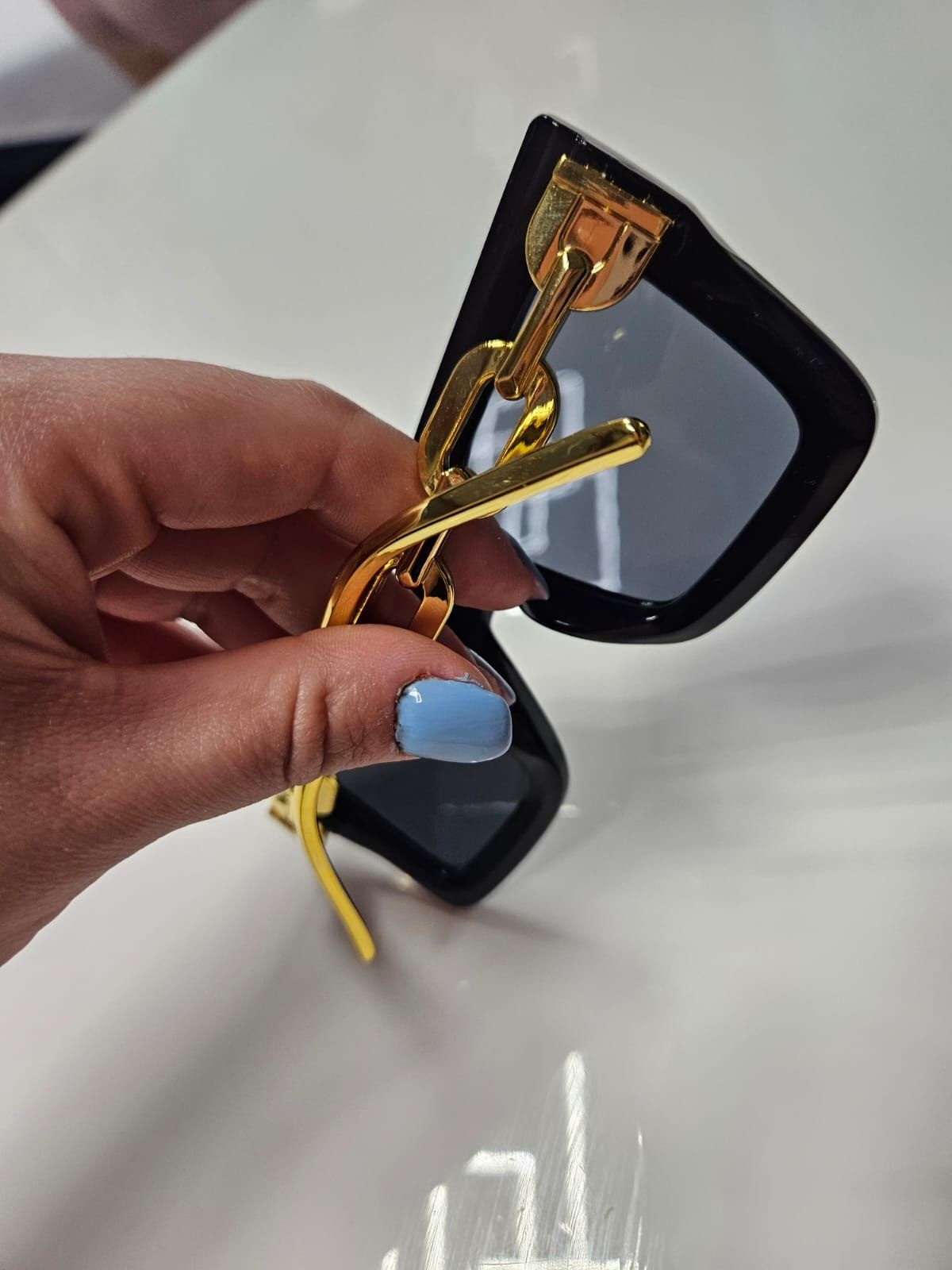 Nowe okulary przeciwsłoneczne czarne ze złotymi łańcuchami