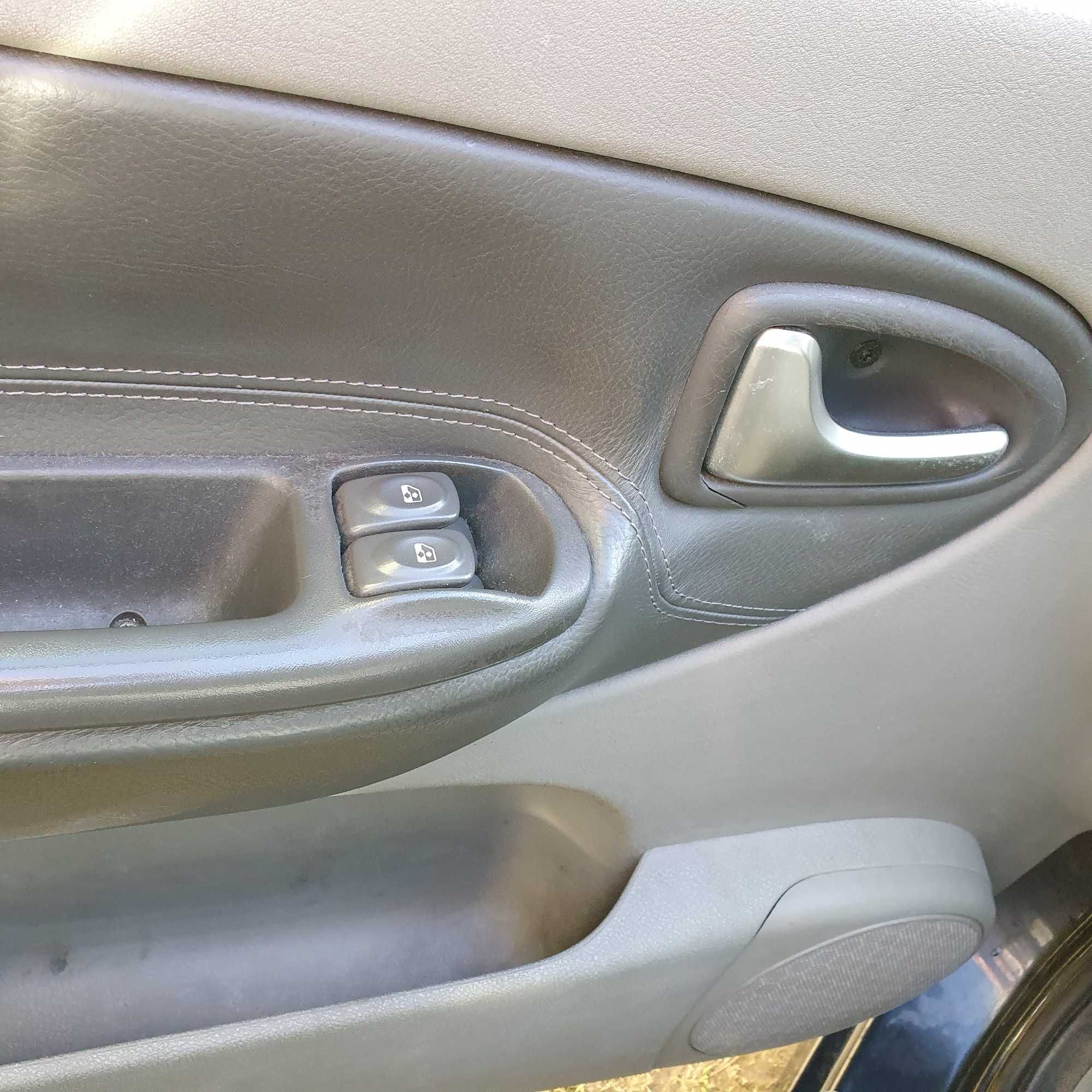 Renault Megane Scenic  dla rodziny i do przewozu większych przedmiotów