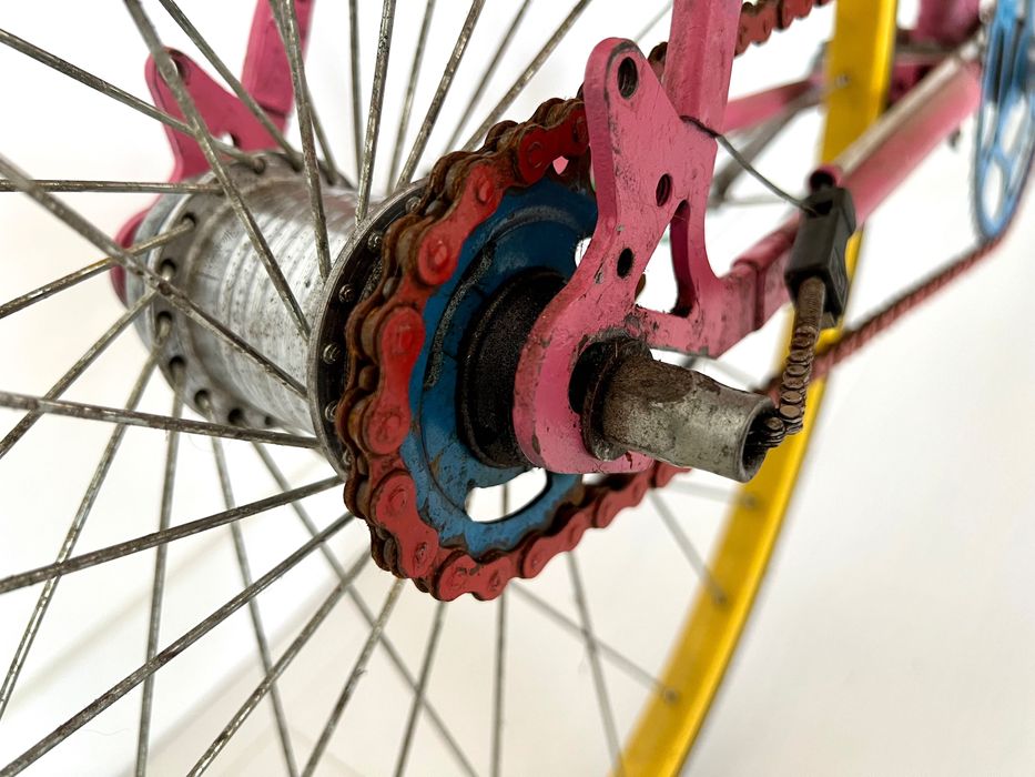 Kolorowy różowy rower single speed torpedo sachs 3.  Nie ostre koło