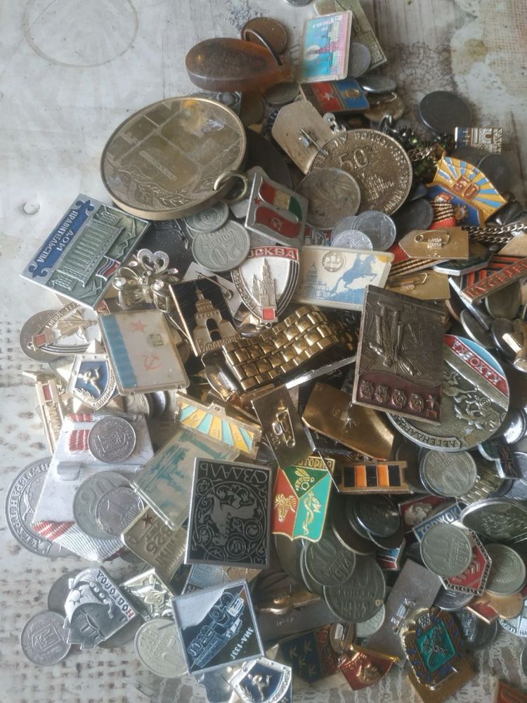 Монеты и значки одним лотом
