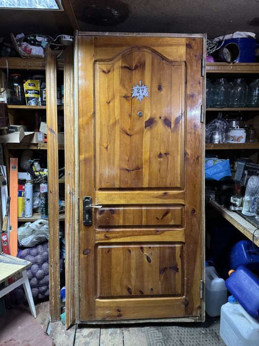 Вхідні деревяʼні двері з коробкою/дотягувачем