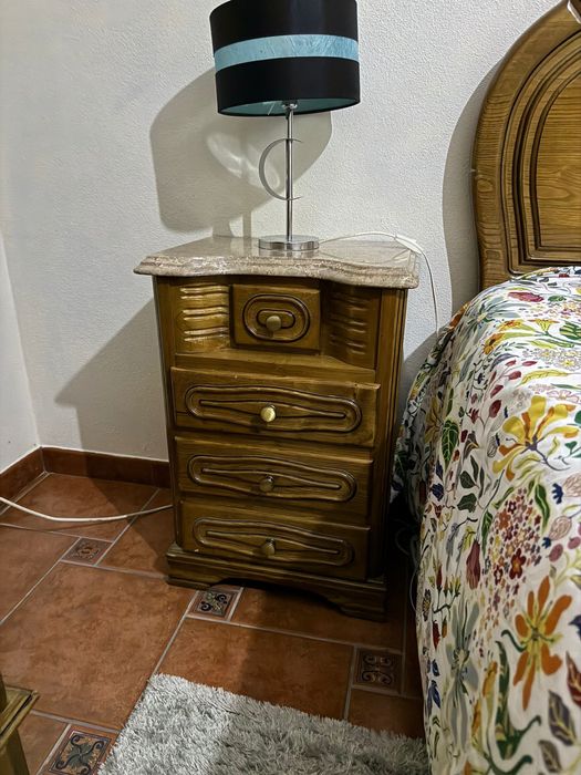 Quarto de casal de madeira maciça com mesinha cabeceira