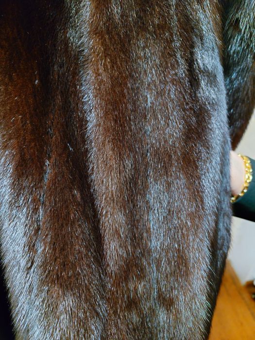 Dlugie futro z ekskluzywnych norek . Mało używane.