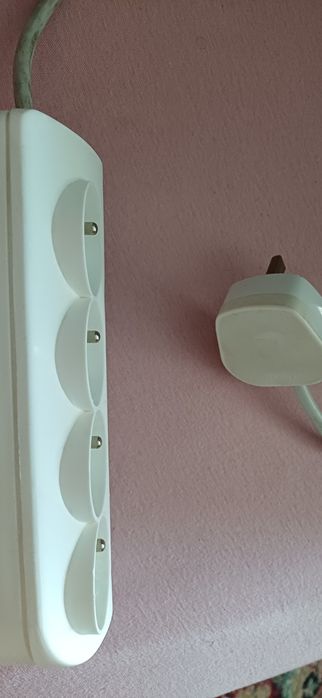 Przedłużacz z brytyjską wtyczką na 4 gniazda polskie
