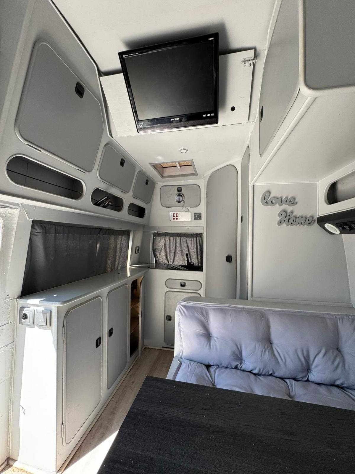 Autocaravana VW Westfalia LT28 (clássico)