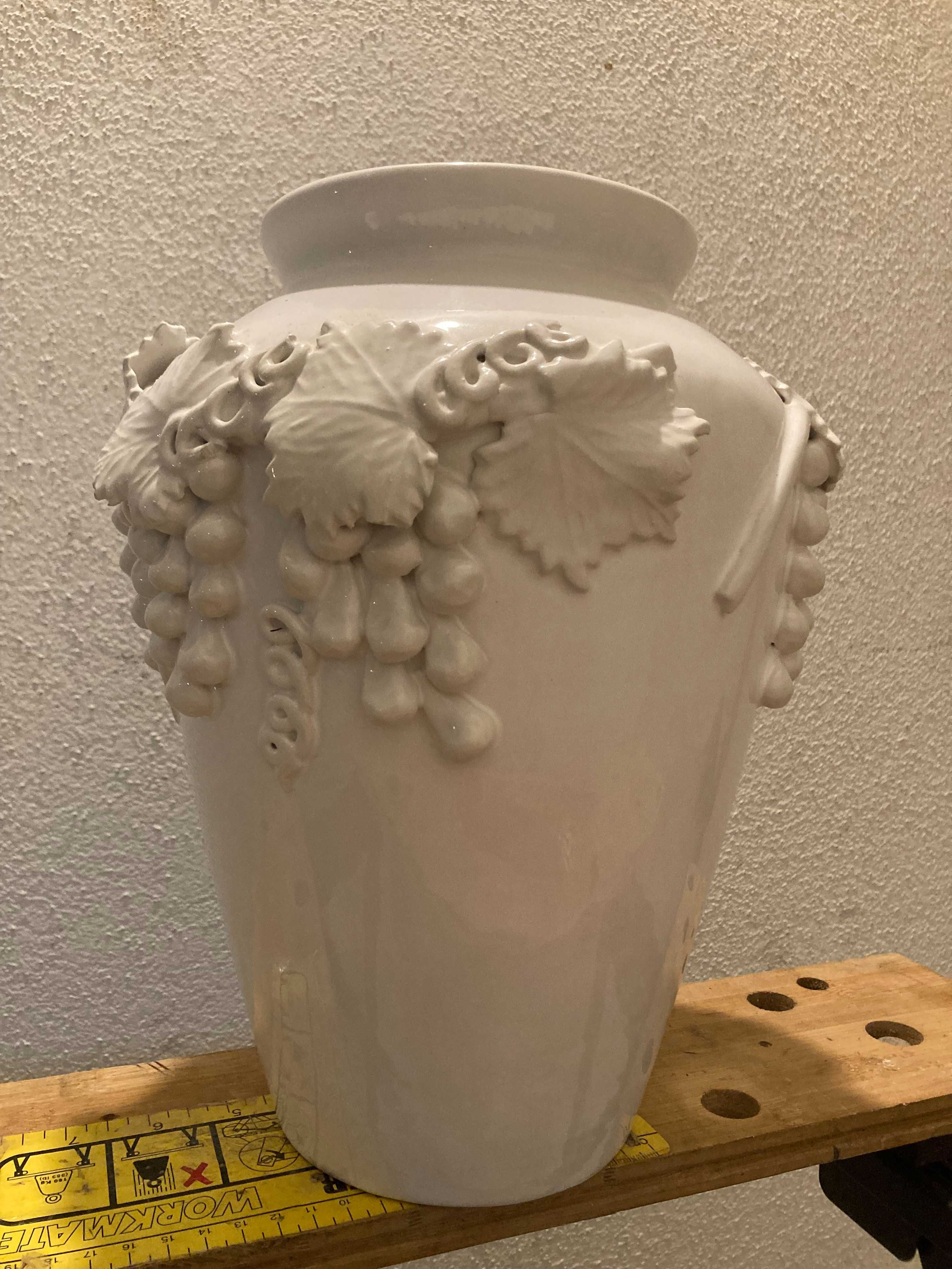 Vários objetos em porcelana decorativa