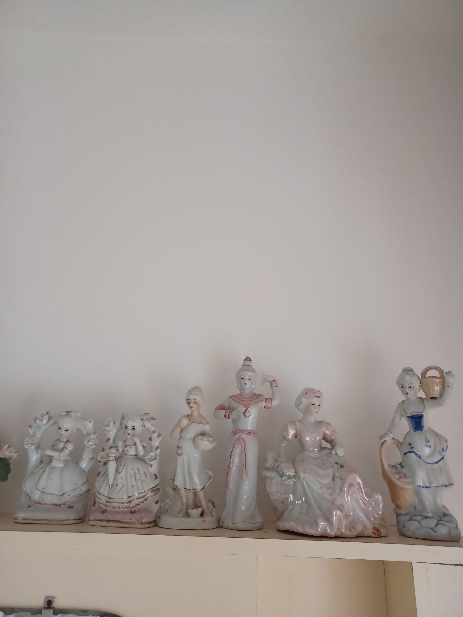 Conjunto de  6 bonecos em loiça para decoração