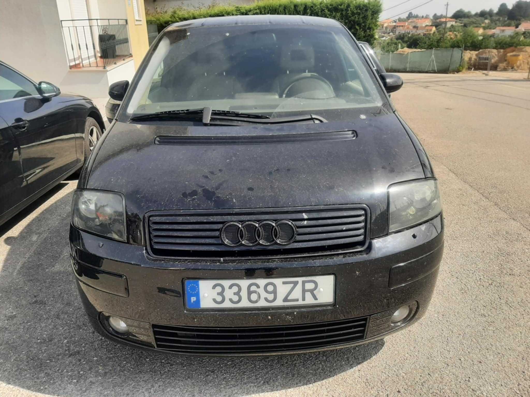 Audi a 2  com películas e jantes amolgadas