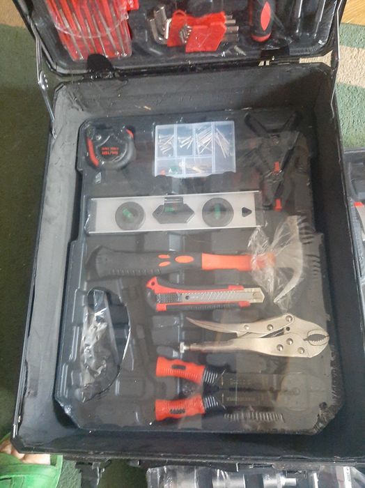 Большой набор инструментов в чемодане на колесах