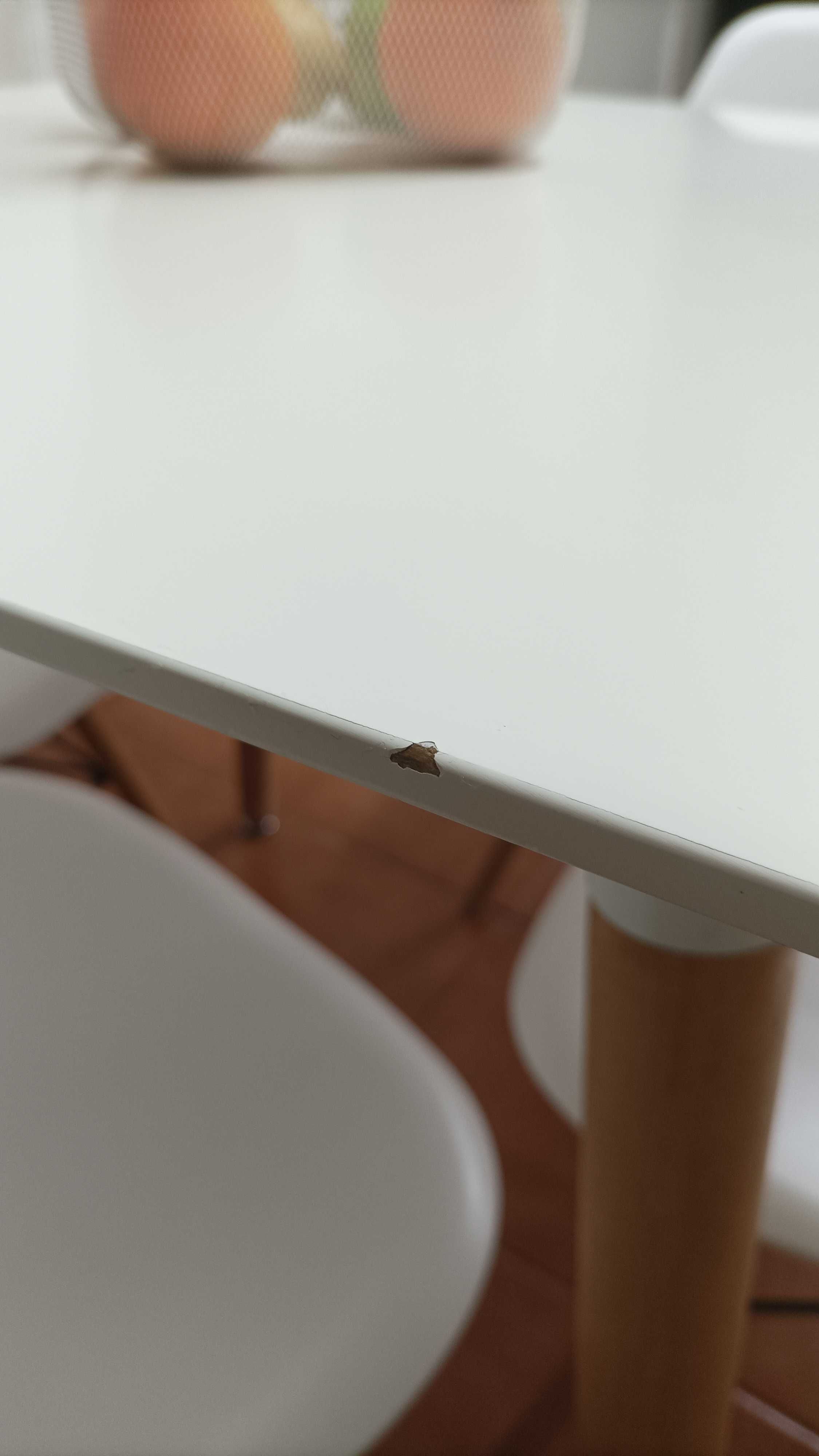 Mesa branca quadrada tipo IKEA com 4 cadeiras
