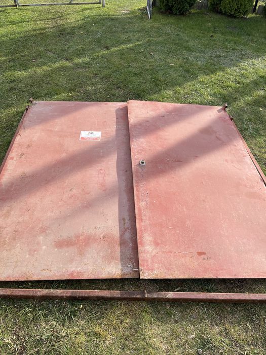 Двері гаражні металеві.