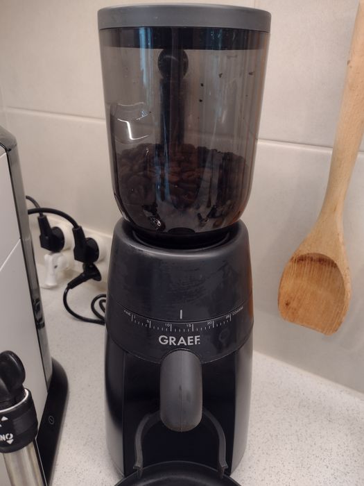 Ekspres do kawy De’Longhi EC 685 z młynkiem Graef CM 702