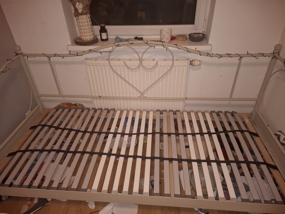 Łóżko 90x200 rama z dnem i materacem