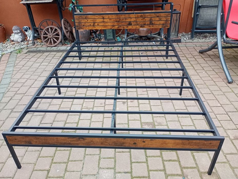 Łóżko metalowe podświetlane z dodatkiem elementów drewnianych