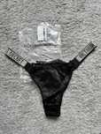 Czarne stringi koronkowe  z kryształkami z logo jak Victoria’s Secret