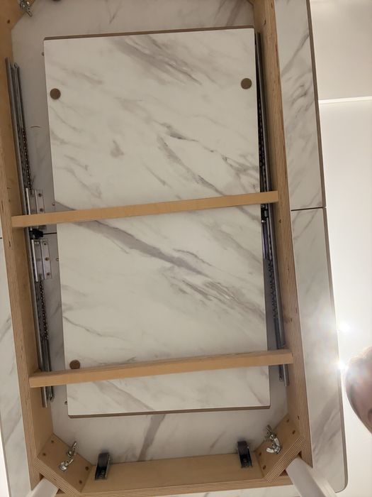 Стіл на кухню та мʼякі стільці