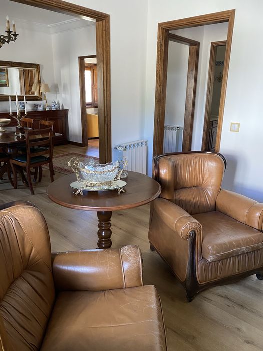 2 sofás individuais e um sofá cama