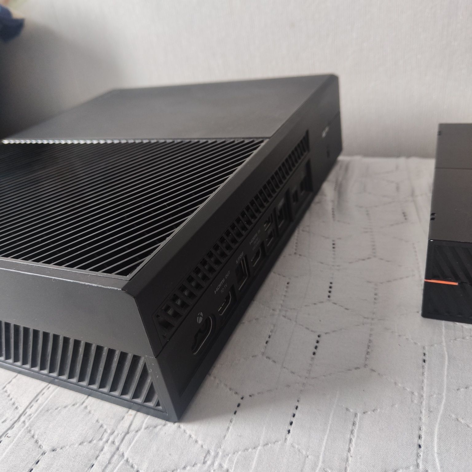 Xbox One + pad przewodowy
