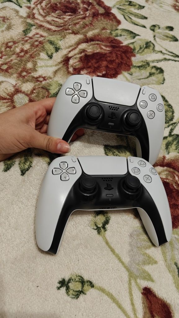 Продам ps 5 в идеальном состоянии с 2-мя геймпадами