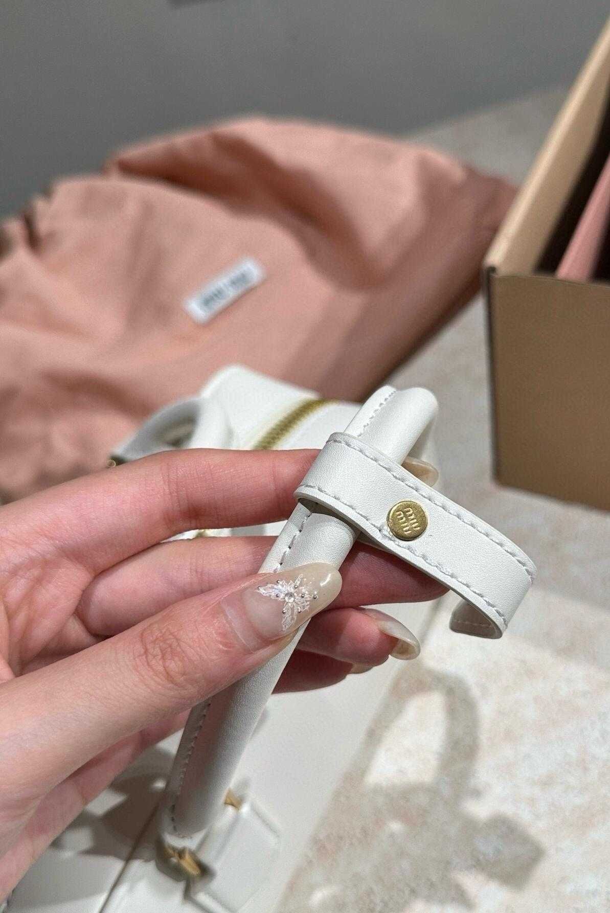 MiuMiu Biała Torebka 2025 - Luksusowy i Elegantny Design