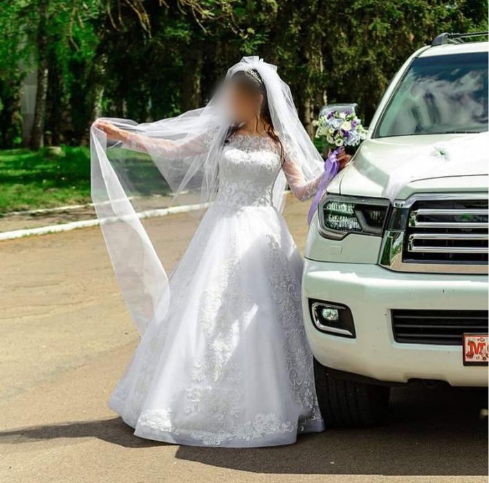 Весільна сукня білого кольору