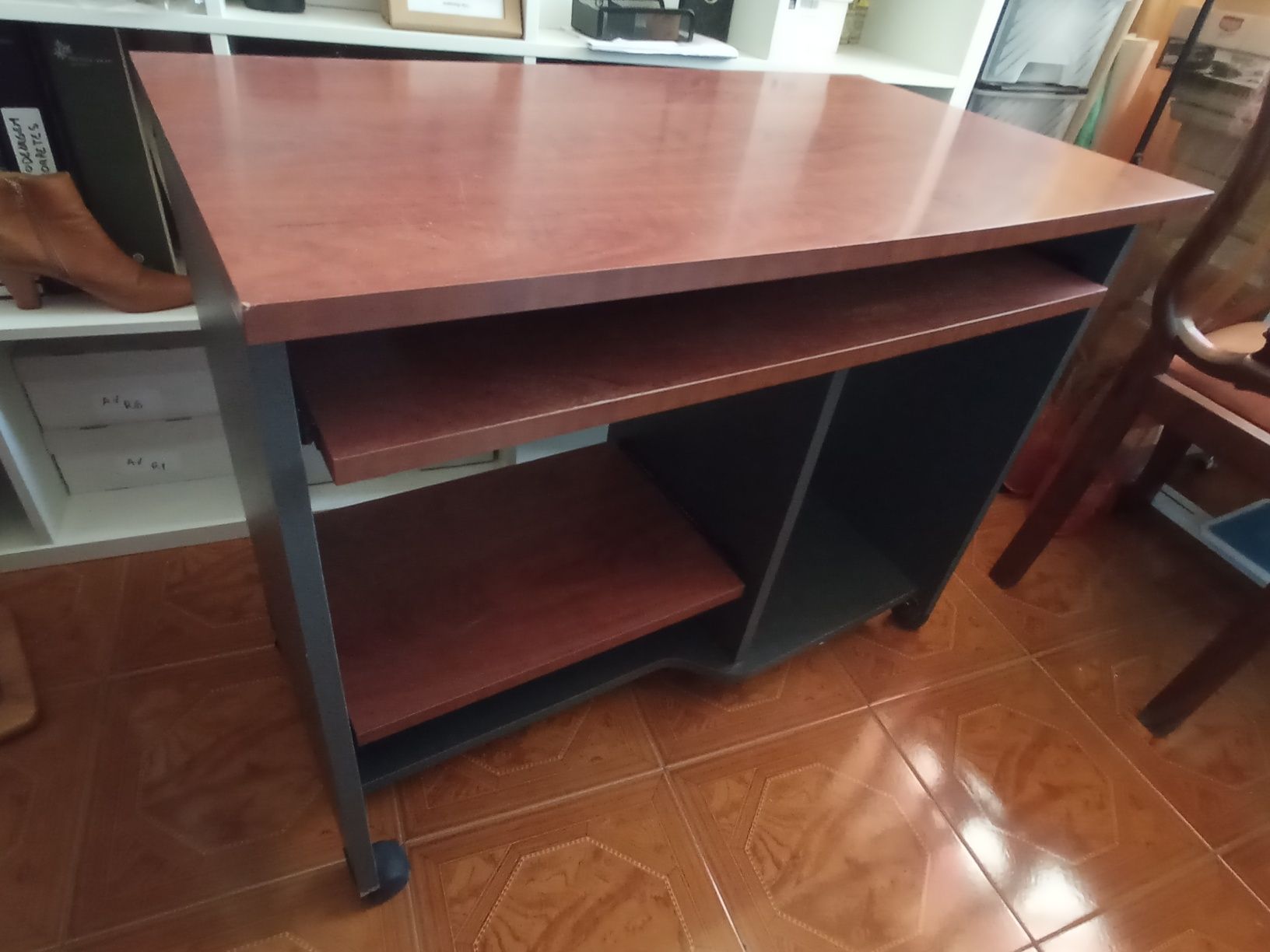 Mesa secretária para computador