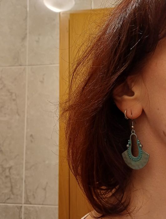 Brincos étnicos de tons cinza e azul